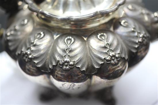 An early Victorian silver three piece tea set by The Barnards, gross 48.5 oz.